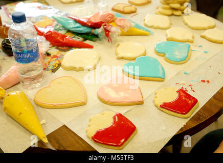 Davenport, Iowa, USA. 11 Feb, 2018. Die erste Schicht der Vereisung auf Sugar Cookies bietet eine Hintergrundfarbe, Sonntag, Februar 11, 2018, während ein Cookie Dekoration Klasse gehalten im Oh So süß von Tiphanie bei 314 Main St. in Davenport befindet. Quelle: John Schultz/Viererkabel - Zeiten/ZUMA Draht/Alamy leben Nachrichten Stockfoto