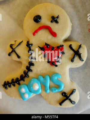 Davenport, Iowa, USA. 11 Feb, 2018. Ein Beispiel für eine anti-Valentines Tag Cookie von Lauren Schroeder von Geneseo, Sonntag, 11. Februar 2018 vorgenommen, während ein Cookie Dekoration Klasse gehalten im Oh So süß von Tiphanie bei 314 Main St. in Davenport befindet. Quelle: John Schultz/Viererkabel - Zeiten/ZUMA Draht/Alamy leben Nachrichten Stockfoto