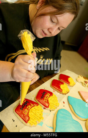 Davenport, Iowa, USA. 11 Feb, 2018. Sarah Henderson von Davenport schmückt Ihre Sugar Cookies, wie eine Schachtel Pommes, Sonntag, 11. Februar 2018 geprägt, während ein Cookie Dekoration Klasse gehalten im Oh So süß von Tiphanie bei 314 Main St. in Davenport befindet. Quelle: John Schultz/Viererkabel - Zeiten/ZUMA Draht/Alamy leben Nachrichten Stockfoto