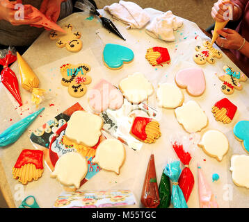 Davenport, Iowa, USA. 11 Feb, 2018. Sugar Cookies mit einem Hintergrund Wappen der Vereisung werden für weitere Details, wie die Schüler Fortschritte, Sonntag, 11. Februar 2018 bereit, während ein Cookie Dekoration Klasse gehalten im Oh So süß von Tiphanie bei 314 Main St. in Davenport befindet. Quelle: John Schultz/Viererkabel - Zeiten/ZUMA Draht/Alamy leben Nachrichten Stockfoto