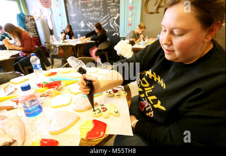 Davenport, Iowa, USA. 11 Feb, 2018. Sarah Henderson von Davenport Rohre Vereisung durch einen Beutel auf ihre anti-Valentines Tag cookie, Sonntag, Februar 11, 2018, während ein Cookie Dekoration Klasse gehalten im Oh So süß von Tiphanie bei 314 Main St. in Davenport befindet. Quelle: John Schultz/Viererkabel - Zeiten/ZUMA Draht/Alamy leben Nachrichten Stockfoto