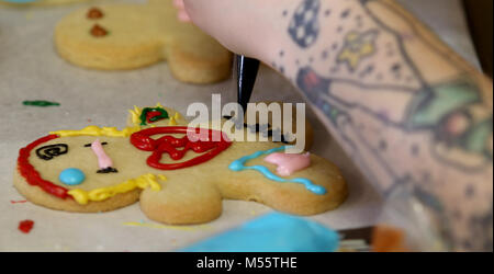 Davenport, Iowa, USA. 11 Feb, 2018. Anne Helms von Davenport arbeitet auf dem verzieren Ihre Voodoo Puppe sugar Cookie, Sonntag, Februar 11, 2018, während ein Cookie Dekoration Klasse gehalten im Oh So süß von Tiphanie bei 314 Main St. in Davenport befindet. Quelle: John Schultz/Viererkabel - Zeiten/ZUMA Draht/Alamy leben Nachrichten Stockfoto