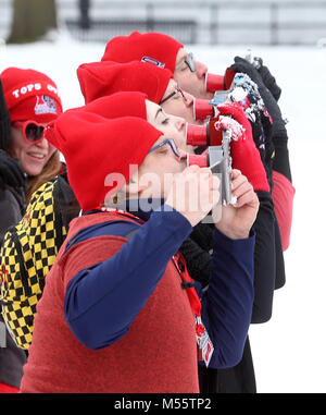 Davenport, Iowa, USA. 17 Feb, 2018. Mitglieder der Viererkabel - Hash House Harriers, die dreckigen Piraten Kapitel, eine Gruppe als ''Drinking Club mit einem laufenden Problem'' bekannt, den Skiraum vier Schüsse zusammen zu trinken, Samstag, Februar 17, 2018, während der achten jährlichen rotes Kleid Run Charity Event in Davenport. Sie nennen das geschossen - Himmel und fast 270 an der Veranstaltung teil. Quelle: John Schultz/Viererkabel - Zeiten/ZUMA Draht/Alamy leben Nachrichten Stockfoto