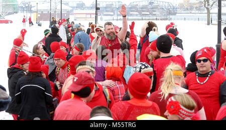 Davenport, Iowa, USA. 17 Feb, 2018. Mitglieder der Viererkabel - Hash House Harriers, die dreckigen Piraten Kapitel, eine Gruppe als ''Drinking Club mit einem laufenden Problem'' bekannt, sammeln und Partei in LeClaire Park an der ersten Haltestelle auf ihren Lauf, Samstag, Februar 17, 2018, während der achten jährlichen rotes Kleid Run Charity Event in Davenport. Fast 270 an der Veranstaltung teil. Quelle: John Schultz/Viererkabel - Zeiten/ZUMA Draht/Alamy leben Nachrichten Stockfoto