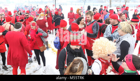 Davenport, Iowa, USA. 17 Feb, 2018. Mitglieder der Viererkabel - Hash House Harriers, die dreckigen Piraten Kapitel, eine Gruppe als ''Drinking Club mit einem laufenden Problem'' bekannt, sammeln und Partei in LeClaire Park an der ersten Haltestelle auf ihren Lauf, Samstag, Februar 17, 2018, während der achten jährlichen rotes Kleid Run Charity Event in Davenport. Fast 270 an der Veranstaltung teil. Quelle: John Schultz/Viererkabel - Zeiten/ZUMA Draht/Alamy leben Nachrichten Stockfoto