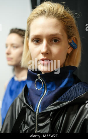 London, Großbritannien. 20 Feb, 2018. Ein Modell backstage vor der Jamie Wei Huang Präsentation während der London Fashion Week Februar 2018 180 The Strand am 20. Februar in London, England 2018. Credit: Krisztian Pinter/Alamy leben Nachrichten Stockfoto