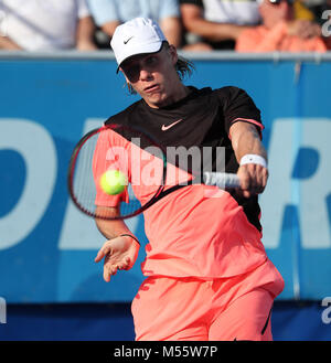 Delray Beach, Florida, USA. 20 Feb, 2018. Denis Shapovalov, aus Kanada, schlägt eine Rückhand gegen Ivo Karlovic, aus Kroatien, während der Delray Beach Open ATP Tennisturnier 2018, Stadion an der Delray Beach & Tennis Center in Delray Beach, Florida, USA gespielt. Denis Shapovalov gewann 7-5, 7-6 (4). Mario Houben/CSM/Alamy leben Nachrichten Stockfoto