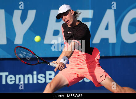 Delray Beach, Florida, USA. 20 Feb, 2018. Denis Shapovalov, aus Kanada, schlägt eine Rückhand gegen Ivo Karlovic, aus Kroatien, während der Delray Beach Open ATP Tennisturnier 2018, Stadion an der Delray Beach & Tennis Center in Delray Beach, Florida, USA gespielt. Denis Shapovalov gewann 7-5, 7-6 (4). Mario Houben/CSM/Alamy leben Nachrichten Stockfoto