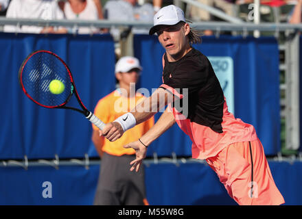 Delray Beach, Florida, USA. 20 Feb, 2018. Denis Shapovalov, aus Kanada, schlägt eine Rückhand gegen Ivo Karlovic, aus Kroatien, während der Delray Beach Open ATP Tennisturnier 2018, Stadion an der Delray Beach & Tennis Center in Delray Beach, Florida, USA gespielt. Denis Shapovalov gewann 7-5, 7-6 (4). Mario Houben/CSM/Alamy leben Nachrichten Stockfoto