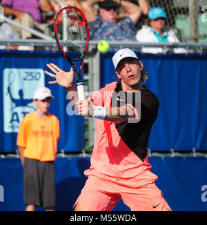 Delray Beach, Florida, USA. 20 Feb, 2018. Denis Shapovalov, aus Kanada, schlägt eine Rückhand gegen Ivo Karlovic, aus Kroatien, während der Delray Beach Open ATP Tennisturnier 2018, Stadion an der Delray Beach & Tennis Center in Delray Beach, Florida, USA gespielt. Denis Shapovalov gewann 7-5, 7-6 (4). Mario Houben/CSM/Alamy leben Nachrichten Stockfoto