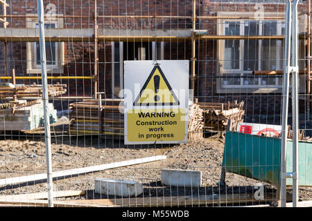 Maynooth, County Kildare, Irland. 20 Feb 2018: Warnschild auf der Baustelle in Hyderabad, wo neue Häuser werden gebaut. Stockfoto