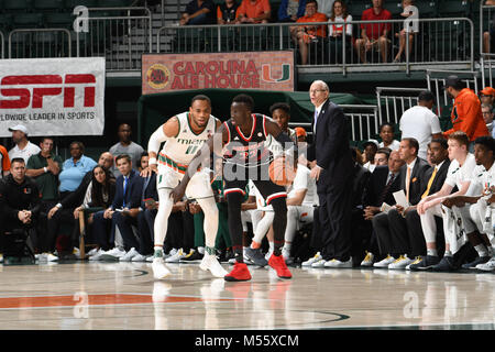 Coral Gables, Florida, USA. 24 Jan, 2018. Deng Adel Nr. 22 von Louisville in Aktion während der NCAA Basketball Spiel zwischen dem Miami Hurrikane und die Louisville Kardinäle in Coral Gables, Florida. Die 'Canes besiegt die Kardinäle 78-75. Credit: Csm/Alamy leben Nachrichten Stockfoto