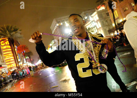 New Orleans, Louisiana, USA. 10 Feb, 2018. New Orleans Saints cornerback Marshon Lattimore Spaziergänge die Parade Route wie die Die Krewe von Endymion Brötchen während Mardi Gras feiern Credit: Dan Anderson/ZUMA Draht/Alamy leben Nachrichten Stockfoto