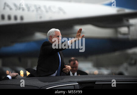 Kennedy Space Center, Florida, United States. Februar 20, 2018 -- U.S. Vice President Mike Pence Wellen zu der Menge nach Begrüßung Anhänger im Regen nach seiner Ankunft am 20. Februar 2018 im Kennedy Space Center in Florida, in dem der Vizepräsident den Vorsitz auf der morgigen Sitzung des National Space Rat, der das Trump Verwaltung im Juni 2017 gegründet. Credit: Paul Hennessy/Alamy leben Nachrichten Stockfoto