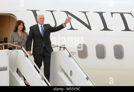 Kennedy Space Center, Florida, United States. Februar 20, 2018 -- U.S. Vice President Mike Pence und seine Frau, Karen Pence, kommen am 20. Februar 2018 im Kennedy Space Center in Florida, in dem der Vizepräsident den Vorsitz auf der morgigen Sitzung des National Space Rat, der das Trump Verwaltung im Juni 2017 gegründet. Credit: Paul Hennessy/Alamy leben Nachrichten Stockfoto