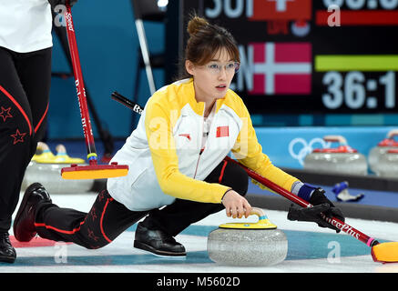 Pyeongchang, Südkorea. 21 Feb, 2018. China's Ma Jingyi konkurriert während der ersten Runde der Frauen Robin bei Curling gegen Schweden 2018 PyeongChang Winter-olympischen Spiele bei Gangneung Curling Center, Tainan, Südkorea, Jan. 21, 2018. China verlor 4:8. Quelle: Ma Ping/Xinhua/Alamy leben Nachrichten Stockfoto