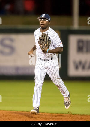 Februar 20, 2018: Rice Krug Brent Schwarz (12) joggt in nach dem Ende des 1. Inning beim Saisonauftakt 2018 zwischen Reis Eulen und Texas Zustand Bobcats am Reckling Feld der Rice University in Houston, Texas Stockfoto