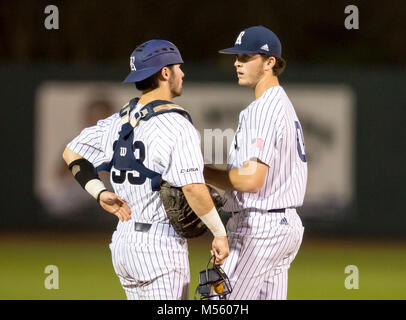 Februar 20, 2018: Reis catcher Justin Collins (33) und Reis Krug Dane Acker (10) catch nach dem ersten Lauf Kerben während der Saisonauftakt 2018 zwischen Reis Eulen und Texas Zustand Bobcats am Reckling Feld der Rice University in Houston, Texas Stockfoto