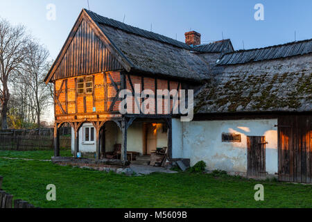 Die arcade House aus dem 19. Jahrhundert im Dorf Łęcze in der Provinz Ermland-Masuren, Polen. Stockfoto