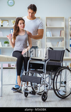 Patienten in der Rehabilitation recovery Programm mit Arzt Stockfoto