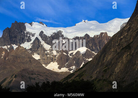 Einen hängenden Gletscher auf der Oberseite des zerklüfteten Granit ridge Line des Gebirges, im Torres del Paine Nationalpark in Patagonien Stockfoto