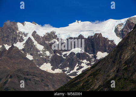 Einen hängenden Gletscher auf der Oberseite des zerklüfteten Granit ridge Line des Gebirges, im Torres del Paine Nationalpark in Patagonien Stockfoto