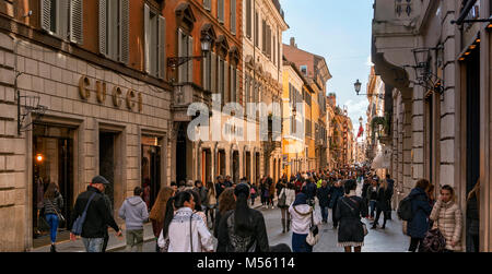 Rom, Italien, Februar 2017: Menschen zu Fuß entlang der eleganten Einkaufsstraße Via Condotti in Rom, Italien Stockfoto
