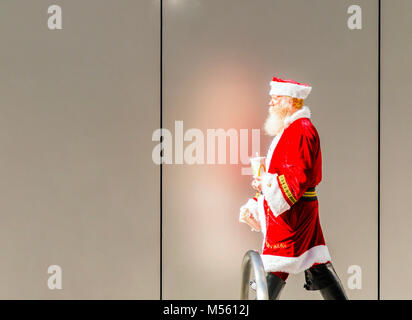 San Francisco, CA, USA, Oktober 2016: älterer Mann verkleidet als Weihnachtsmann eine Pause wandern in den Straßen von San Francisco. Weihnachten Stockfoto