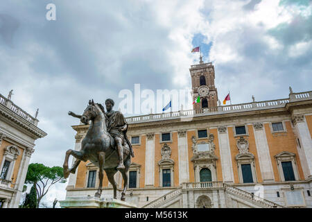 Das bronzene Reiterstandbild von Marco Aurelio (Marcus Aurelius) mit dem Campidoglio Palace in der Ferne in Rom Stockfoto
