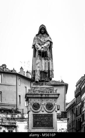 Die Bronzestatue von Giordano Bruno (Dominikanische Ordensmann, Philosoph, Mathematiker, Poet, und kosmologischen Theoretiker) in Campo de Fiori in Rom Stockfoto