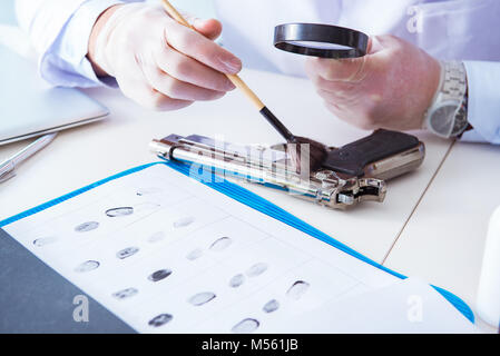 Kriminologen Polizei Chemiker bei der Kriminalität Beweise suchen Stockfoto