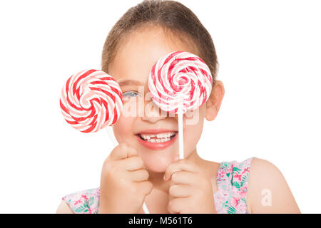 lachende Mädchen halten bunte Lutscher Stockfoto