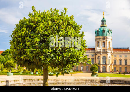 BERLIN, DEUTSCHLAND - 30. JUNI 2014: Charlottenburg Palast und Garten in Berlin, Deutschland. Der Palast im Jahre 1713 abgeschlossen wurde, architektonischen Stil ist barock Stockfoto