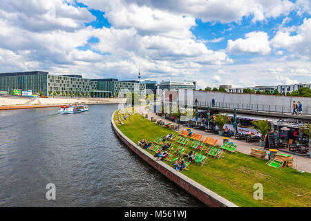 Sightseeing Boote auf der Spree an einem sonnigen Sommertag im Zentrum von Berlin, Deutschland. Spreebogenpark auf der rechten Seite. TV-Turm auf dem Hintergrund Stockfoto