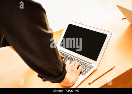 Business Person Treffen im Büro Konzept, mit Computern, intelligente Geräte auf Unternehmensplanung mit leeren Bildschirm zum Hinzufügen von Inhalten. Stockfoto