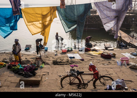 Männer Wäsche am Ufer des Ganges, Varanasi, Indien Stockfoto