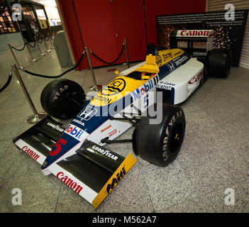 Nigel Mansell im Williams FW 11 Formel-1-Auto, das er während der Saison 1986 lief, eng auf die Meisterschaft nach einem reifen Blow-out Stockfoto