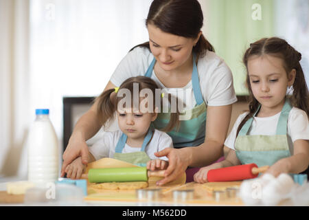 Mutter und Kinder backen Sie Plätzchen in der Küche Stockfoto