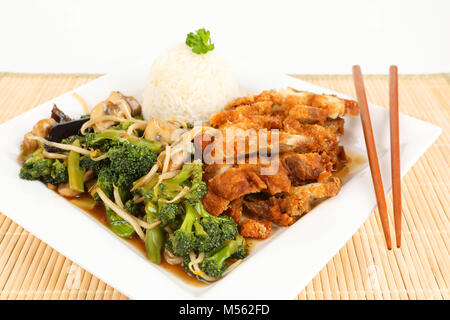 Gebratene asiatische Huhn mit Gemüse Stockfoto