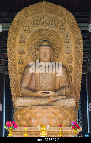 Buddha Skulpturen aus Holz Stockfoto