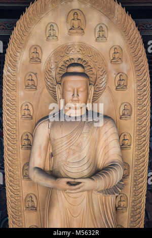 Buddha Skulpturen aus Holz Stockfoto
