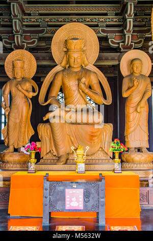 Buddha Skulpturen aus Holz Stockfoto