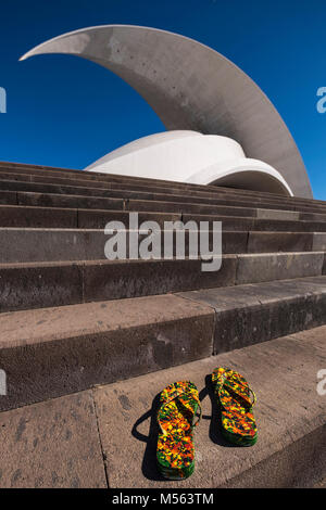 Ein paar lackierte Flip Flops auf Teneriffa Reise in Santa Cruz, Playa San Juan, Buenavista, Garachico Icod de los Vinos und Candelaria, eleve Stockfoto