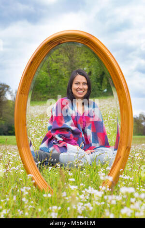 Spiegel im Frühjahr Wiese mit Sitzen Pretty Woman Stockfoto