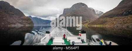 Touristen auf dem Fjord Cruise Stockfoto