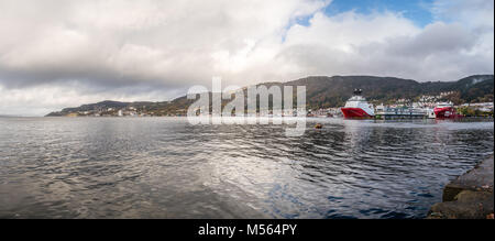 Frachtschiffe in Bergen Hafen Stockfoto