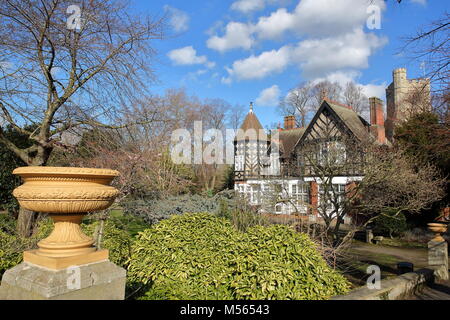 LONDON, UK, 18. Februar 2018: Pryor der Bank, ein Gotisches Haus in Fulham, Bischöfe Park. Mit dem Turm von Allerheiligen Kirche im Hintergrund Stockfoto