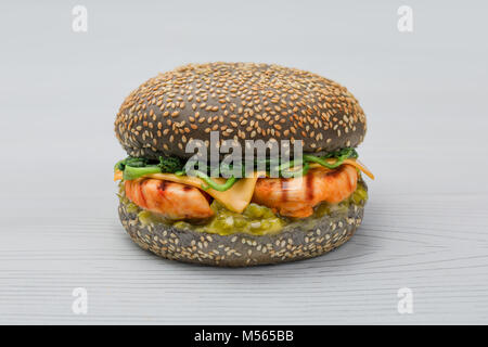 Frische Hähnchen Grill Burger mit Spinat, Gurken und cheeseon weißer Hintergrund Stockfoto