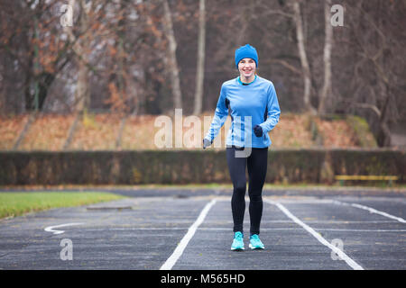 Voller länge geschossen von einer jungen Frau, die auf ein Stadion. Stockfoto