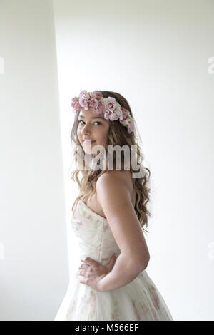 Porträt einer schönen Modell Tragen eines weißen Designer Wedding Dress - einfacher weißer Hintergrund & Fenster Beleuchtung Stockfoto